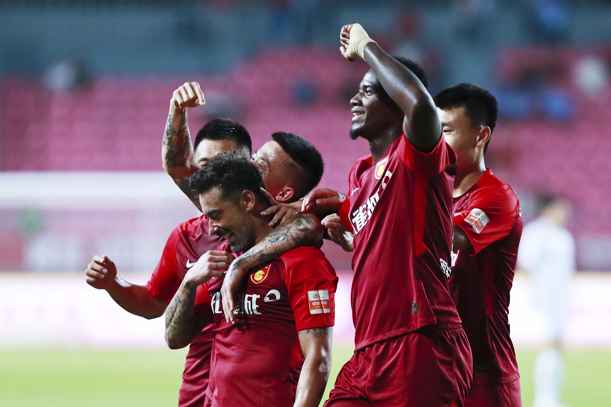 爆冷！库里巴特勒合砍61分竟惨败13分，老鹰三分狂飙39中15，送走特雷杨后他们打出了最团队的篮球！