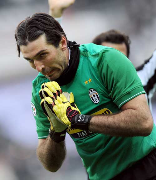 球队进攻乏力，热刺球迷在球场高唱“无聊、无聊的热刺”