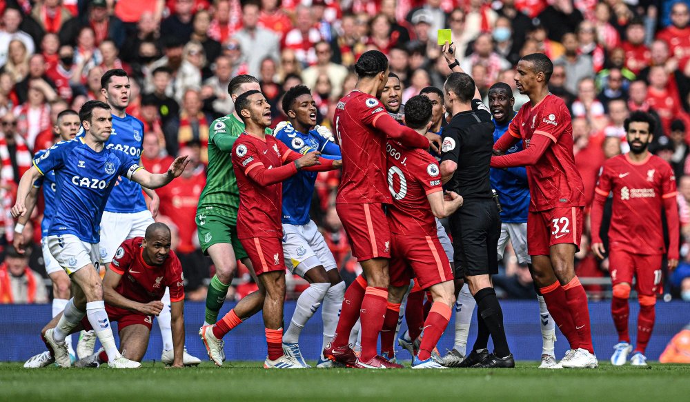 曼联更衣室分裂！12人不满高层+声援阿莫林 4000万红星嘲讽惹众怒